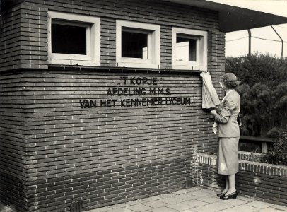 Opening van de nieuwe afdeling van het Kennemer Lyceum, de middelbare meisjesschool Het Kopje, door Mw. Den Tex. Aangekocht in 1977 van fotograaf C. de Boer. Identificatienummer 54-004205, NL-HlmNHA 54004205