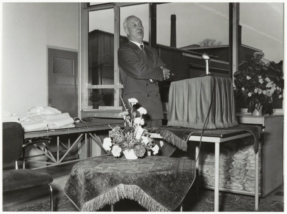Opening van de pyjamafabriek Nobelt aan de Parklaan 125. Burgemeester O.P.F.M. Cremers houdt een toespraak. NL-HlmNHA 54012718