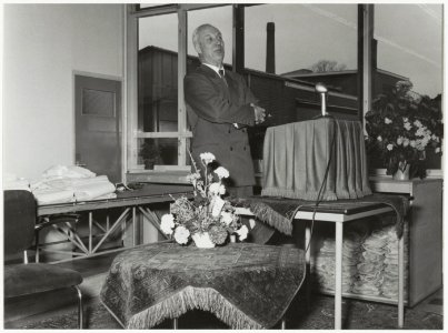 Opening van de pyjamafabriek Nobelt aan de Parklaan 125. Burgemeester O.P.F.M. Cremers houdt een toespraak. NL-HlmNHA 54012718