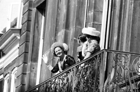Opening Staten Generaal . De koninklijke familie op balkon Lange Voorhout, Bestanddeelnr 912-9498