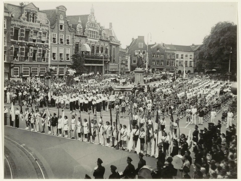 Opening van de Sportweek 1946 op de Grote Markt. NL-HlmNHA 54005484