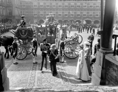 Opening Staten Generaal . Aankomst van de koningin en de prins bij Ridderzaal, Bestanddeelnr 912-9482