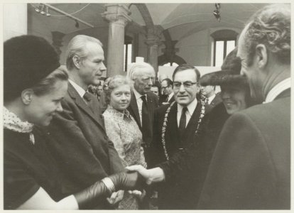 Opening van de tentoonstelling Een beeld van Bronner, met prinses Beatrix, burgemeester De Gou en Mari Andriessen. 011898