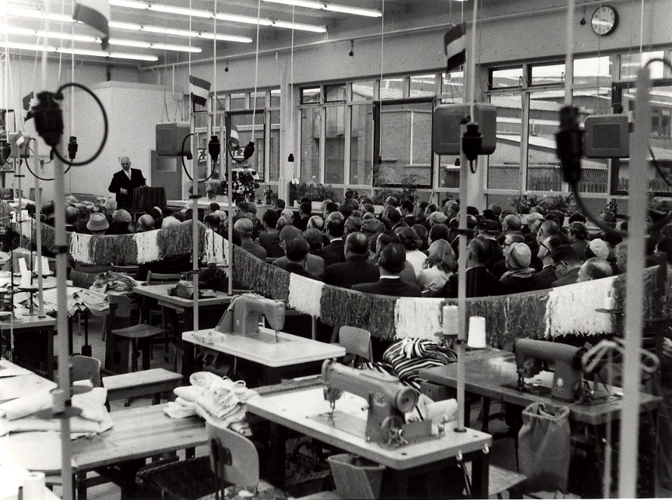 Opening van de Pyamafabriek Nobelt. Eerste rij v.l.n.r. de vierde persoon is Burgemeester Cremers. Aangekocht in 1977 van United Photos de Boer bv, NL-HlmNHA 54010752