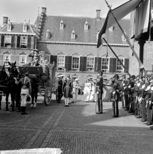 Opening Staten Generaal , aankomst op het Binnenhof, Bestanddeelnr 916-8831
