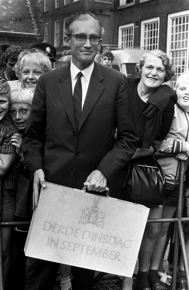 Opening Staten Generaal, Den Haag Minister Witteveen met het Miljoenenkoffertj, Bestanddeelnr 922-7963