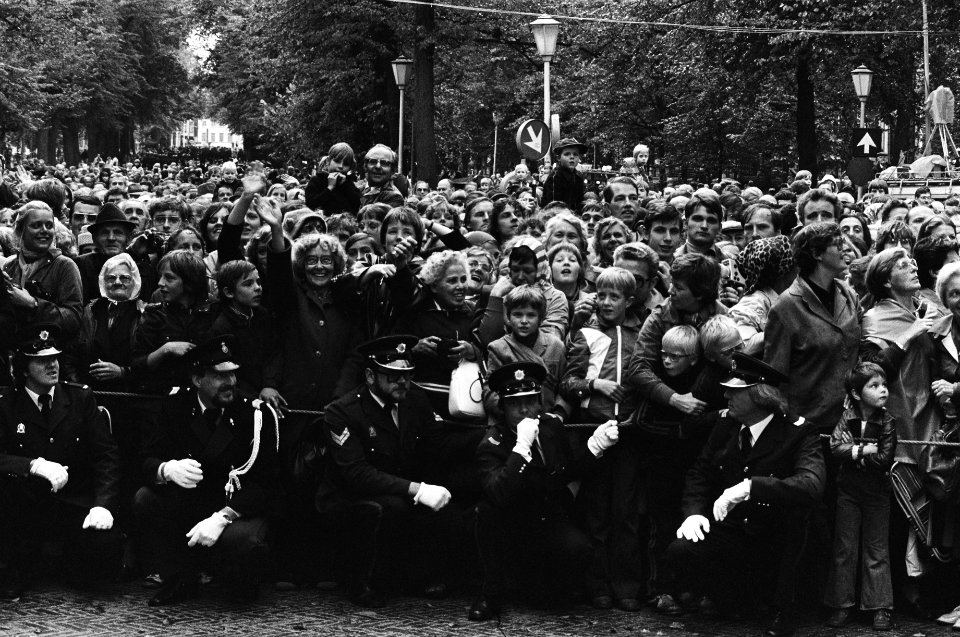 Opening Staten Generaal , Prinsjesdag 78 toeschouwers achter gehurkte agenten, Bestanddeelnr 929-9086