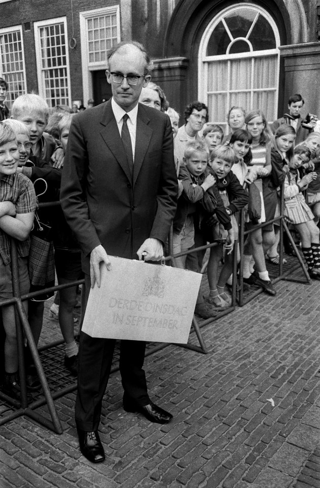 Opening Staten Generaal, Den Haag Minister Witteveen met het Miljoenenkoffertj, Bestanddeelnr 922-7964