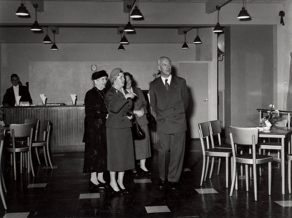 Opening van de Pyamafabriek Nobelt. Burgemeester Cremers in de kantine tijdens de opening Aangekocht in 1977 van United Photos de Boer bv, NL-HlmNHA 54010752