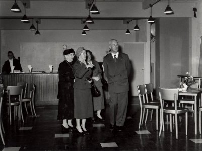 Opening van de Pyamafabriek Nobelt. Burgemeester Cremers in de kantine tijdens de opening Aangekocht in 1977 van United Photos de Boer bv, NL-HlmNHA 54010752