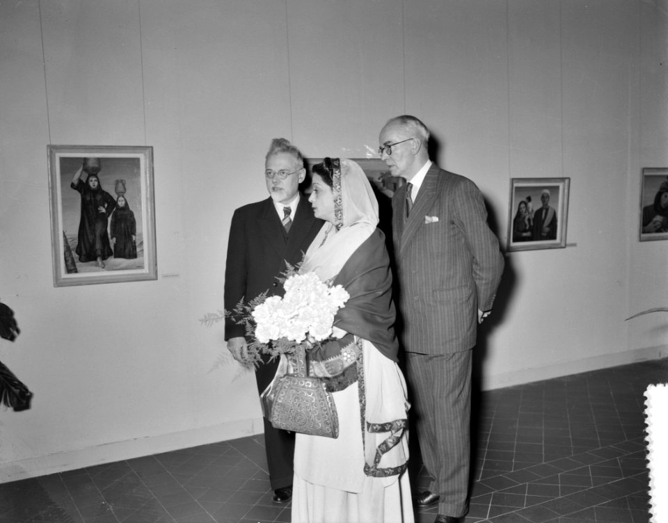 Opening van de tentoonstelling van de Pakistaanse schilderes Esmet Rahim in het , Bestanddeelnr 906-9601