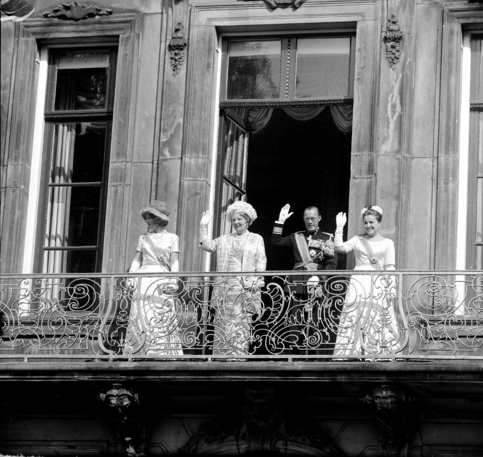 Opening Staten Generaal , de Koninklijke familie op balkon, Bestanddeelnr 916-8808