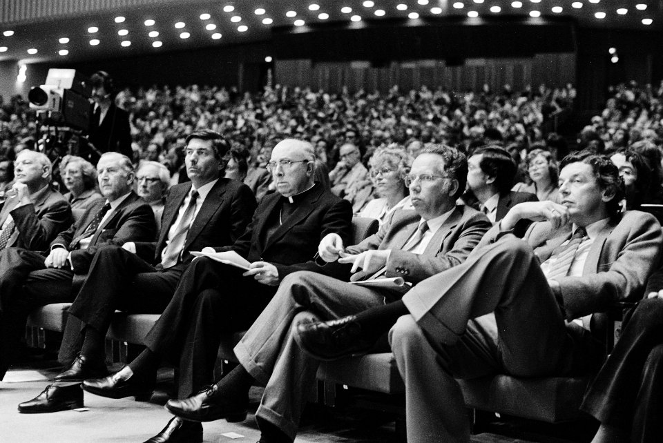 Openbare vergadering Brandt Commissie v.l.n.r. Den Uyl , van Veen , Lubbers, Bestanddeelnr 930-8295