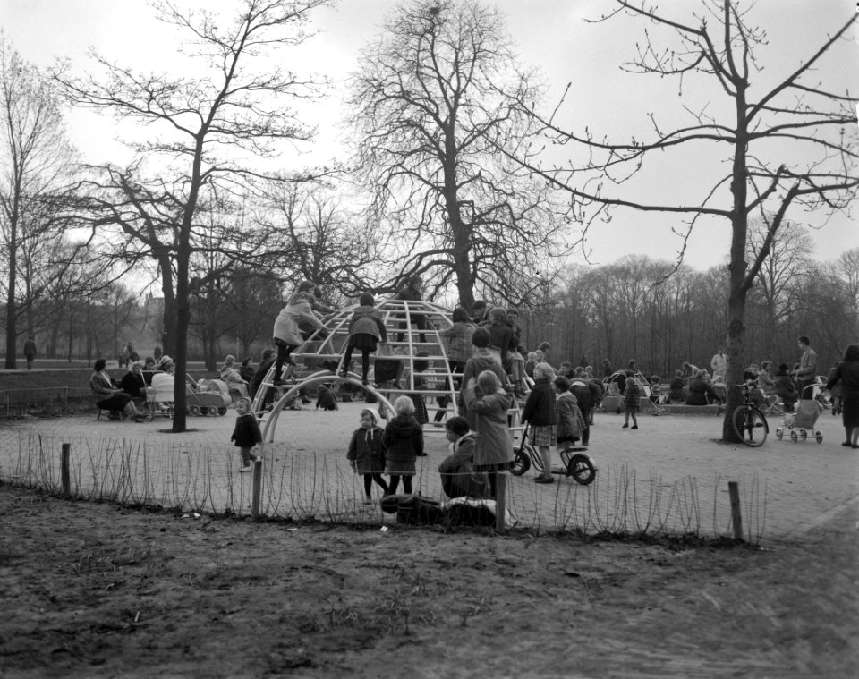 Openbare speelplaats in Vondelpark drukte, Bestanddeelnr 913-7913