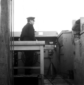 Open stuurhut van een schip, met een scheepsofficier, Bestanddeelnr 901-5623