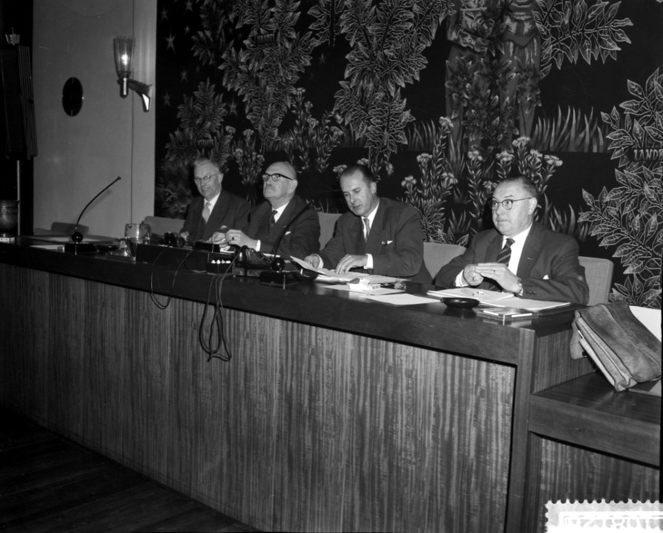 Openbare vergadering van het hoofdbedrijfschap Ambachten in het SER-gebouw, Bestanddeelnr 910-8126