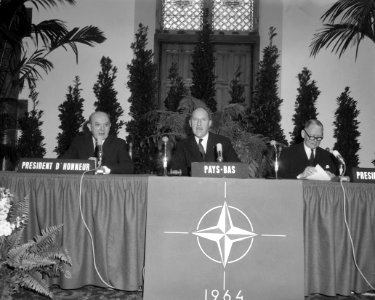 Opening NATO conferentie te Den Haag , tijdens de open in de Ridderzaal v.l.n.r., Bestanddeelnr 916-4277 photo