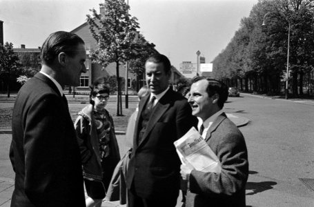 Opening NATO conferentie te Den Haag , Schroder en prof Carlsen met legitimatie, Bestanddeelnr 916-4267