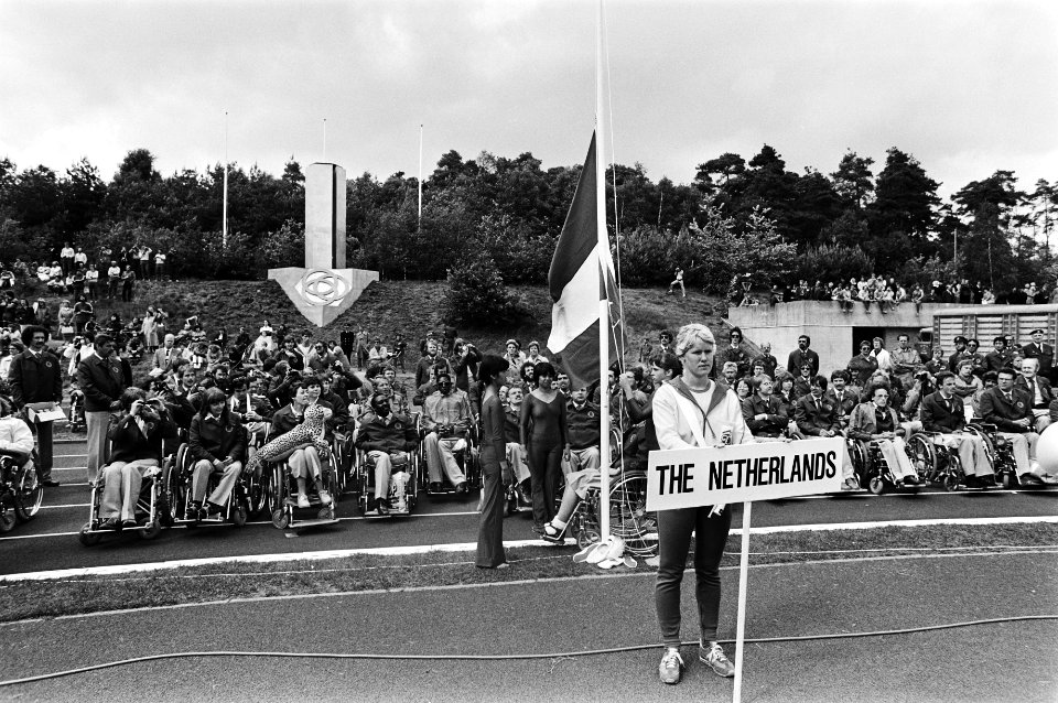 Opening Olympische Spelen voor Gehandicapten in Arnhem deelnemers tijdens defil, Bestanddeelnr 930-8901