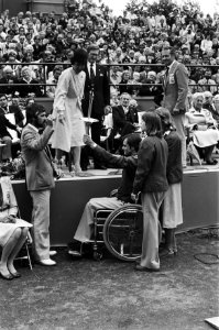 Opening Olympische Spelen voor Gehandicapten in Arnhem Margriet met fakkel, Bestanddeelnr 930-8903