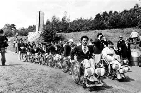 Opening Olympische Spelen voor Gehandicapten in Arnhem deelnemers tijdens defil, Bestanddeelnr 930-8895
