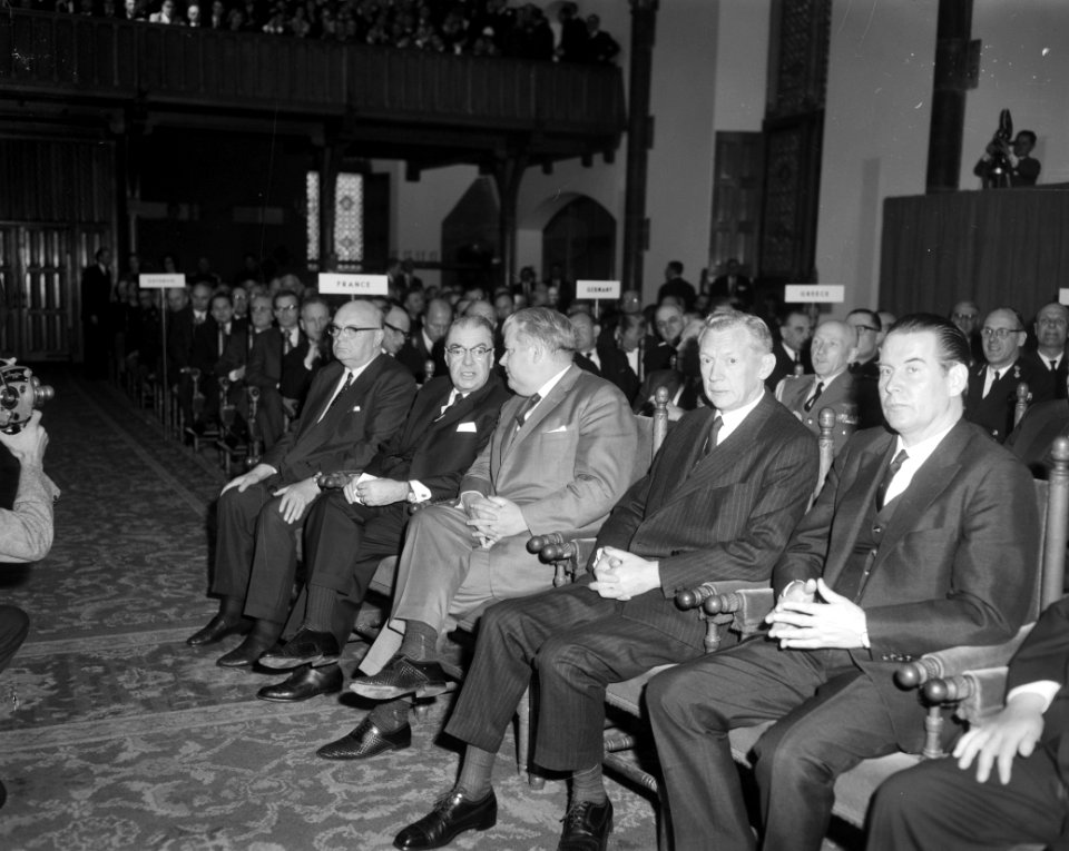 Opening NATO conferentie te Den Haag , Haekkerup, Couve de Murville , Schroder, Bestanddeelnr 916-4287
