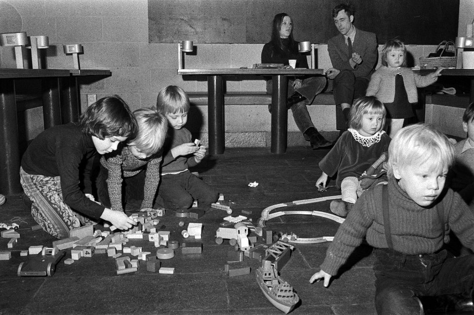 Open huis in studententehuis aan Weesperstraat creche, Bestanddeelnr 924-1275