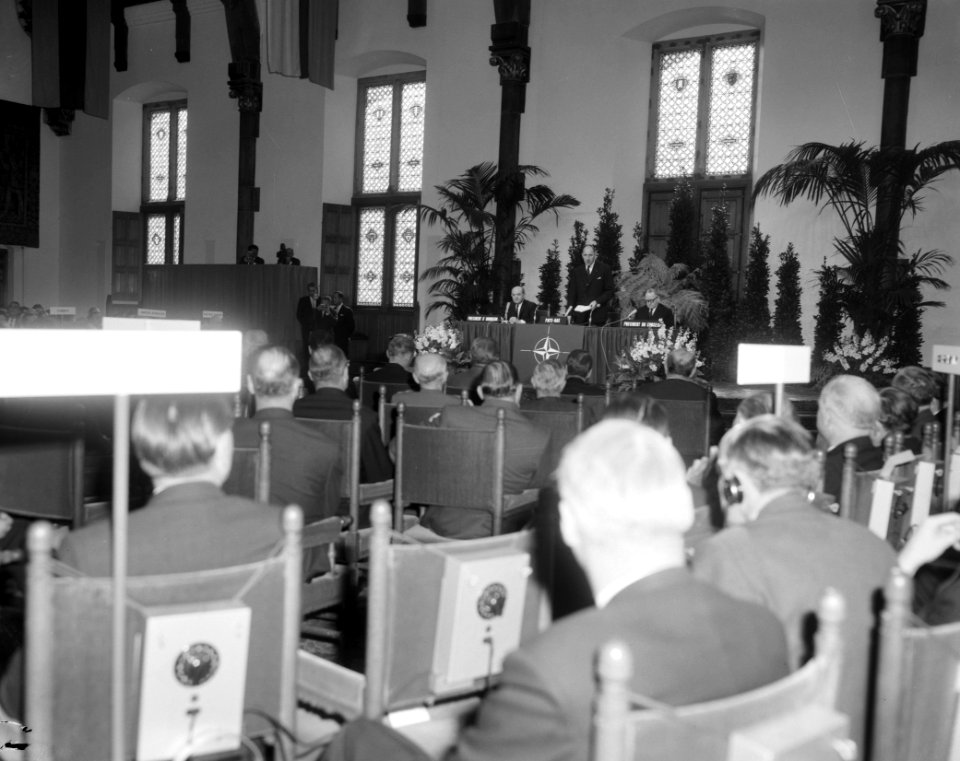 Opening NATO conferentie te Den Haag , overzicht tijde openingstoespraak van min, Bestanddeelnr 916-4284