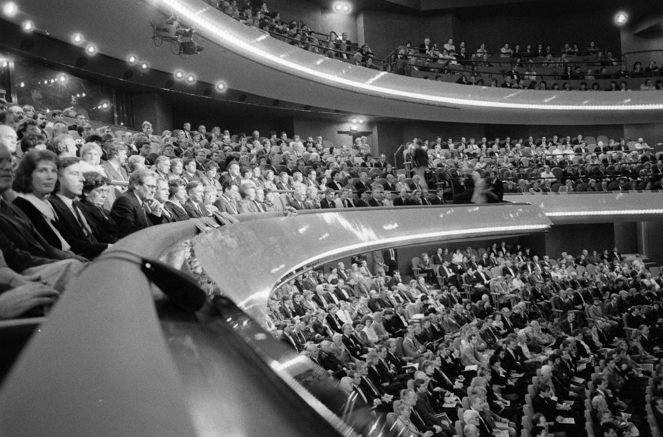 Opening Muziektheater in Amsterdam in aanwezigheid van Koningin Beatrix en Prins, Bestanddeelnr 933-7681