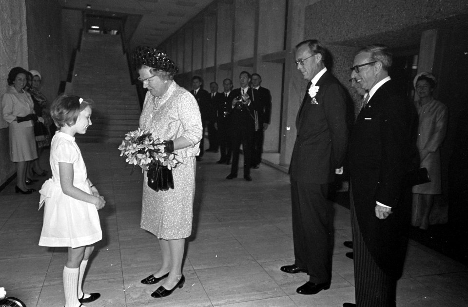 Opening Nederlandse Bank door koningin Juliana , ontvangt bloemen van Nynke T. Z, Bestanddeelnr 921-3272