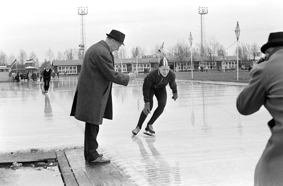 Open Amsterdamse schaatskampioenschappen, Jan Derksen op de ijsbaan coached zijn, Bestanddeelnr 920-1479