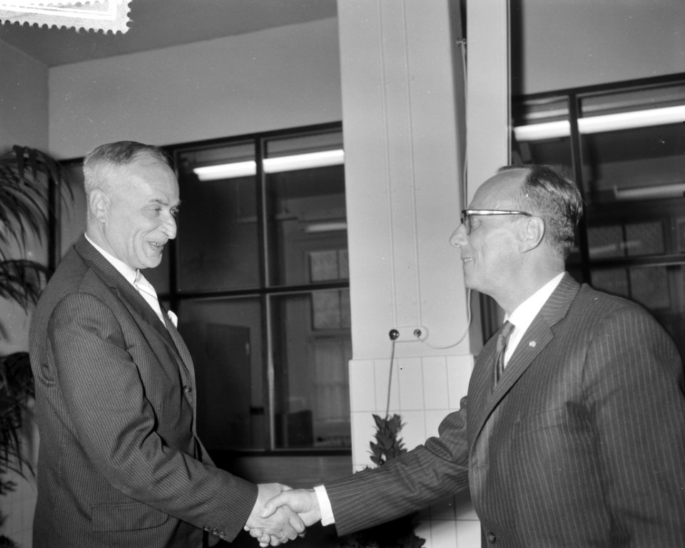 Opening nieuw gebouw Arbeidsbureau, links ir C Frets , rechts P Knop, Bestanddeelnr 911-6064