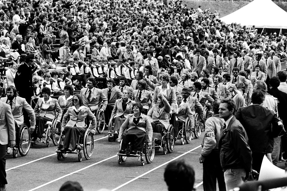 Opening Olympische Spelen voor Gehandicapten in Arnhem deelnemers tijdens defil, Bestanddeelnr 930-8894