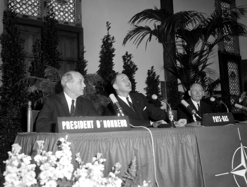 Opening NATO conferentie te Den Haag , overzicht tijde openingstoespraak van min, Bestanddeelnr 916-4280