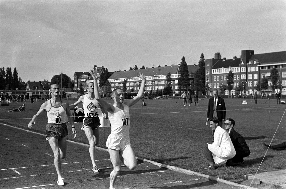 Open Amsterdamse atletiekkampioenschappen op de Sintelbaan finish 800 meter here, Bestanddeelnr 918-0466