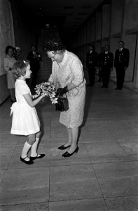 Opening Nederlandse Bank door koningin Juliana , ontvangt bloemen van Nynke T. Z, Bestanddeelnr 921-3273