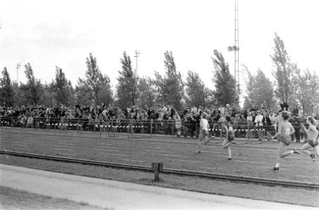 Open Atletiekkampioenschappen van Amsterdam. Discus werpe nummers 28.29 Anneke d, Bestanddeelnr 921-3441