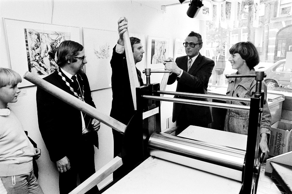 Opening Nederlands Centrum voor ambachten in Amsterdam staatssecretaris Hazewin, Bestanddeelnr 930-8857