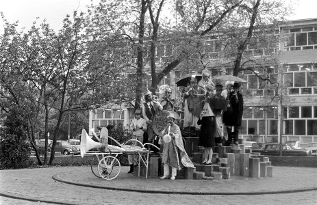 Opening Nederlandse Bank door koningin Juliana . De groep Kietsj Konservatorium , Bestanddeelnr 921-3284