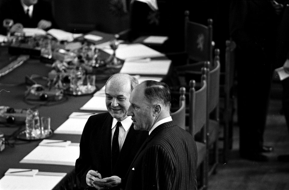 Opening NATO conferentie te Den Haag , nr 9, 10 Dean Rusk en Luns, Bestanddeelnr 916-4268
