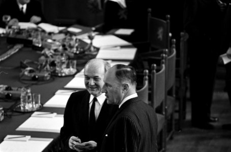 Opening NATO conferentie te Den Haag , nr 9, 10 Dean Rusk en Luns, Bestanddeelnr 916-4268