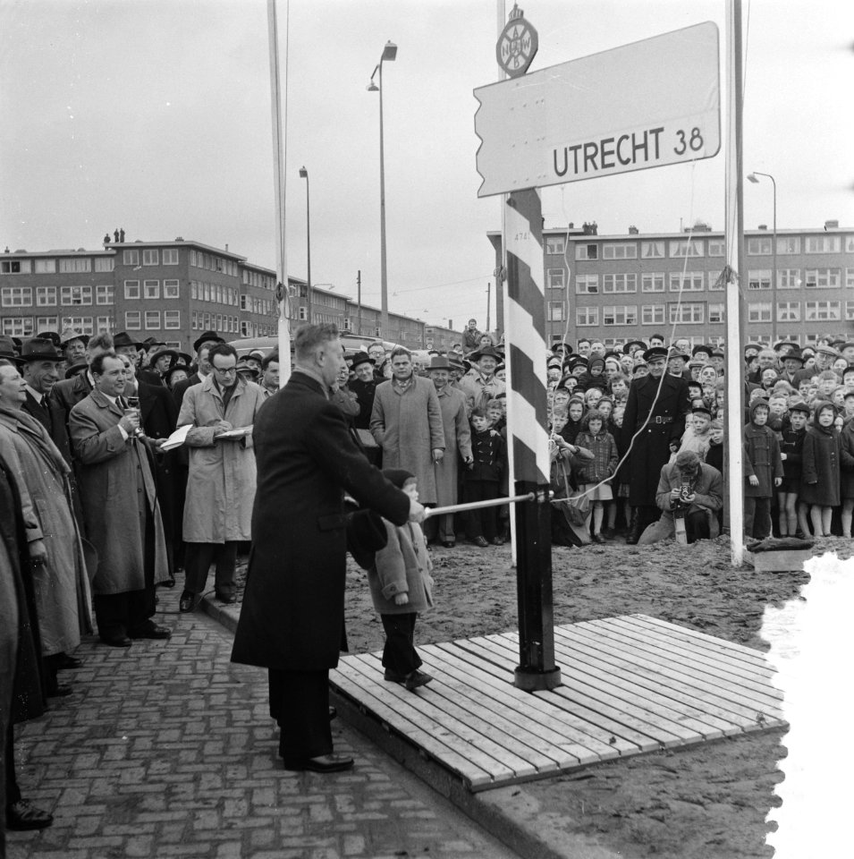 Opening nieuwe weg naar Utrecht door Minister Algera, Bestanddeelnr 906-3700