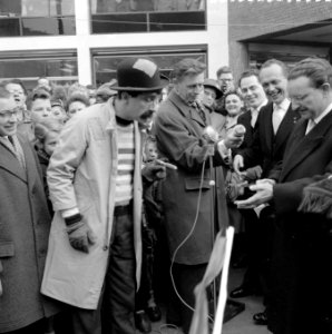 Opening nieuwe winkelstraat in Eindhoven door Dorus met burgemeester Van Rooy, Bestanddeelnr 909-1155