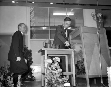 Opening nieuwe glas en machinefabriek van Philips te Eindhoven door Minister pro, Bestanddeelnr 909-4032