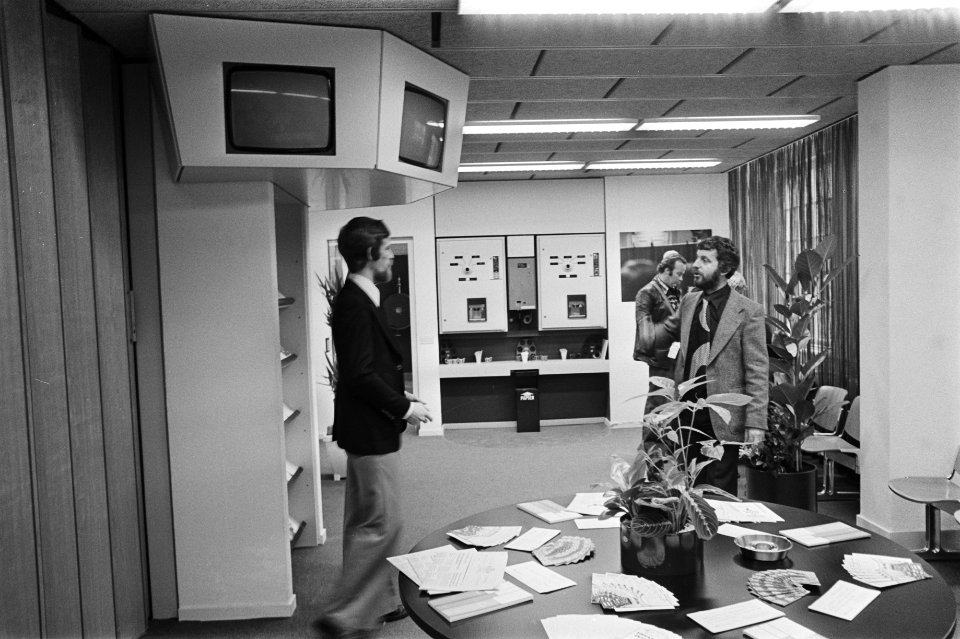 Opening nieuwe wachtkamer voor Publieke tribune Tweede Kamer, Bestanddeelnr 928-9850