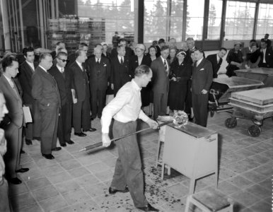 Opening nieuwe glas en machinefabriek van Philips te Eindhoven door Minister pro, Bestanddeelnr 909-4030