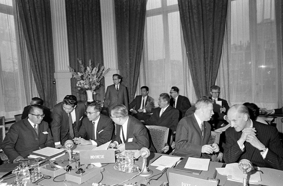 Opening Intergouvernementele conferentie over Indonesie in Amstelhotel, v.l.n.r., Bestanddeelnr 920-1032