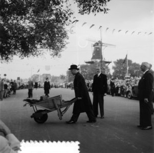 Opening nieuwe weg Eilanden in Amsterdam Burgemeester A.J. d'Ailly met kruiwagen, Bestanddeelnr 905-3197