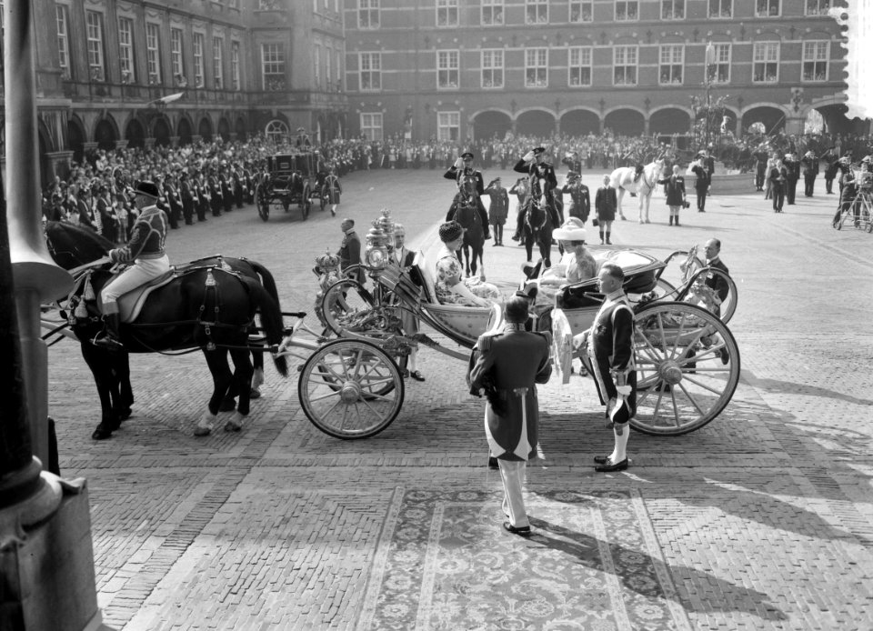 Opening Staten Generaal . Aankomst van de drie prinsessen bij de Ridderzaal, Bestanddeelnr 912-9484