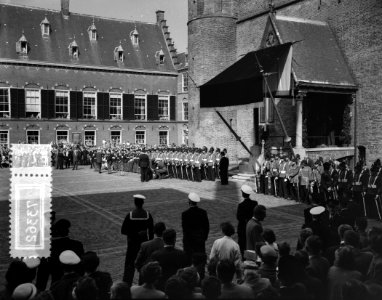 Opening Staten Generaal , soldaat van erewacht flauw gevallen, eerste hulp, Bestanddeelnr 907-3362